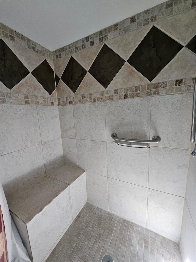 bathroom featuring tiled shower