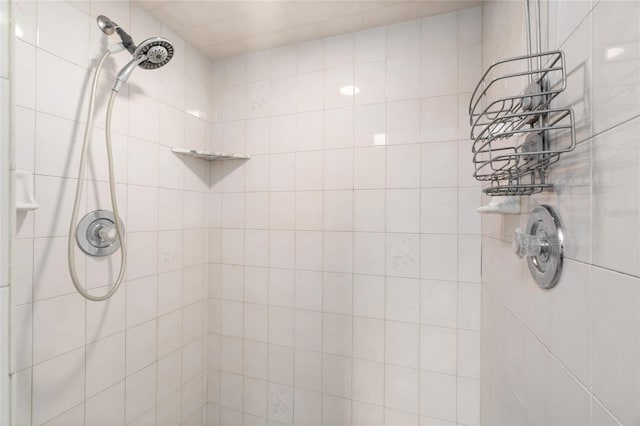 bathroom featuring a tile shower