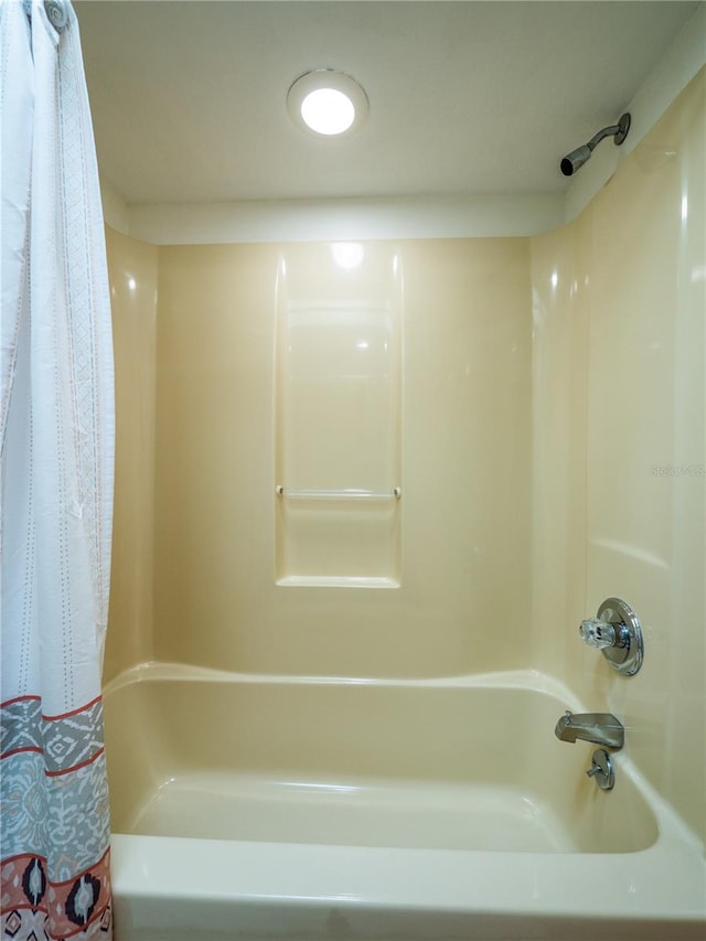 bathroom featuring shower / tub combo