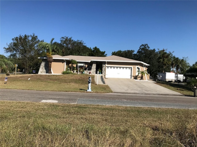 view of front of property featuring a front lawn