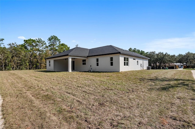 view of side of property featuring a lawn