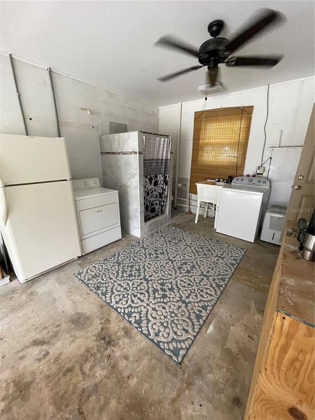 bathroom featuring concrete flooring, washer and dryer, and ceiling fan