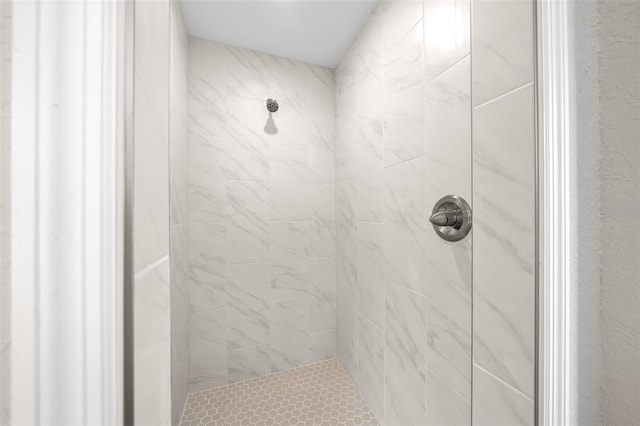 full bathroom featuring tiled shower