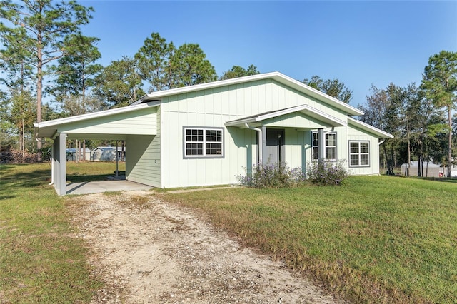 view of front of home with a front lawn and a carport