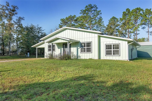 view of front of property featuring a front lawn