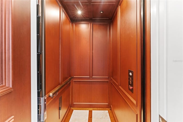 room details with elevator, a decorative wall, and recessed lighting