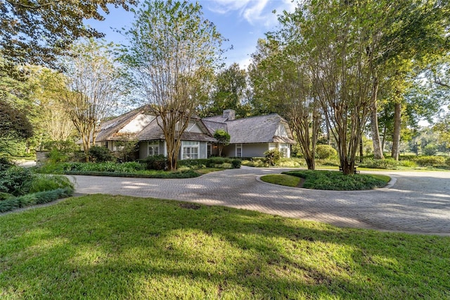 view of front of home featuring a front yard