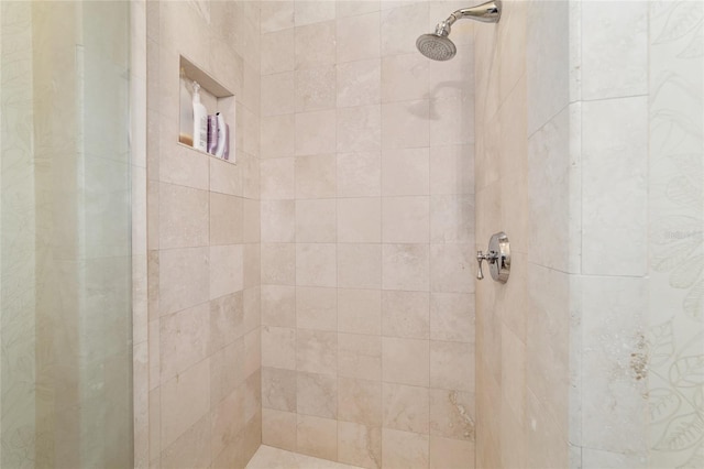 bathroom featuring a tile shower