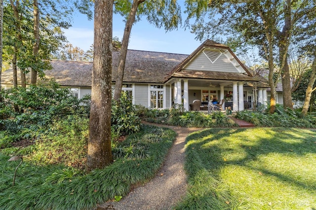 view of front of home featuring a front yard