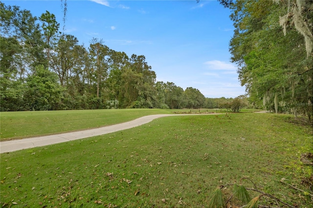 view of property's community featuring a lawn