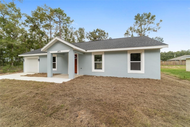 ranch-style house featuring a front yard