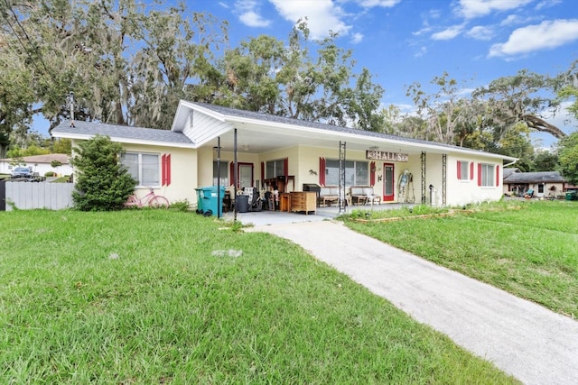 single story home featuring a front lawn