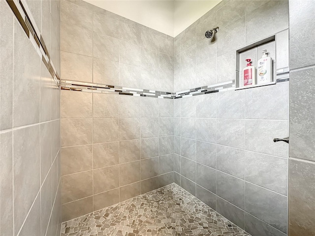 bathroom featuring tiled shower