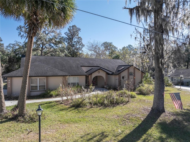 single story home featuring a front lawn