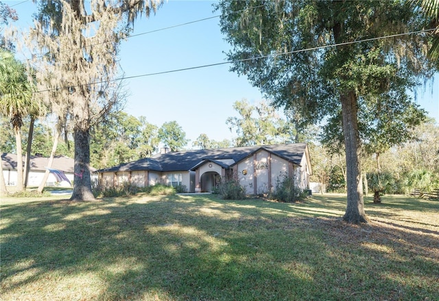 single story home featuring a front lawn