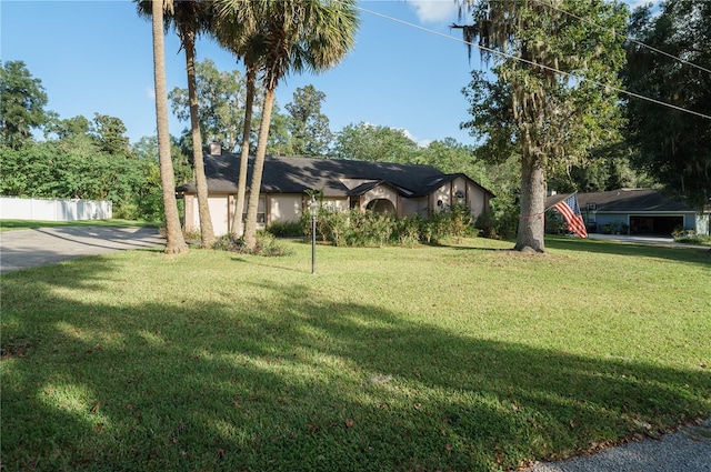 view of front facade with fence and a front lawn