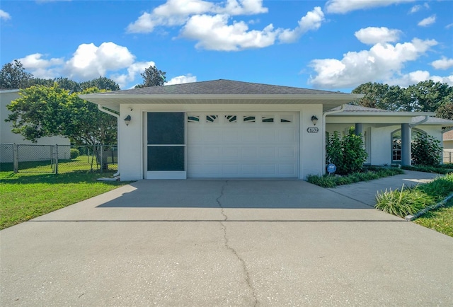 view of front facade featuring a front yard and a garage