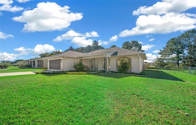 view of front of property featuring a front yard