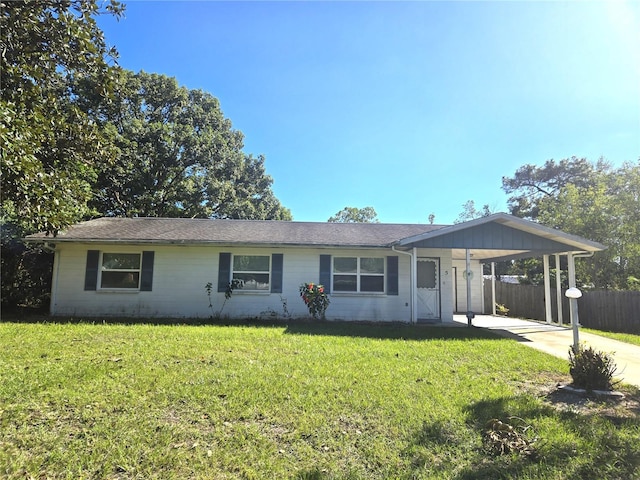 ranch-style house featuring a front yard