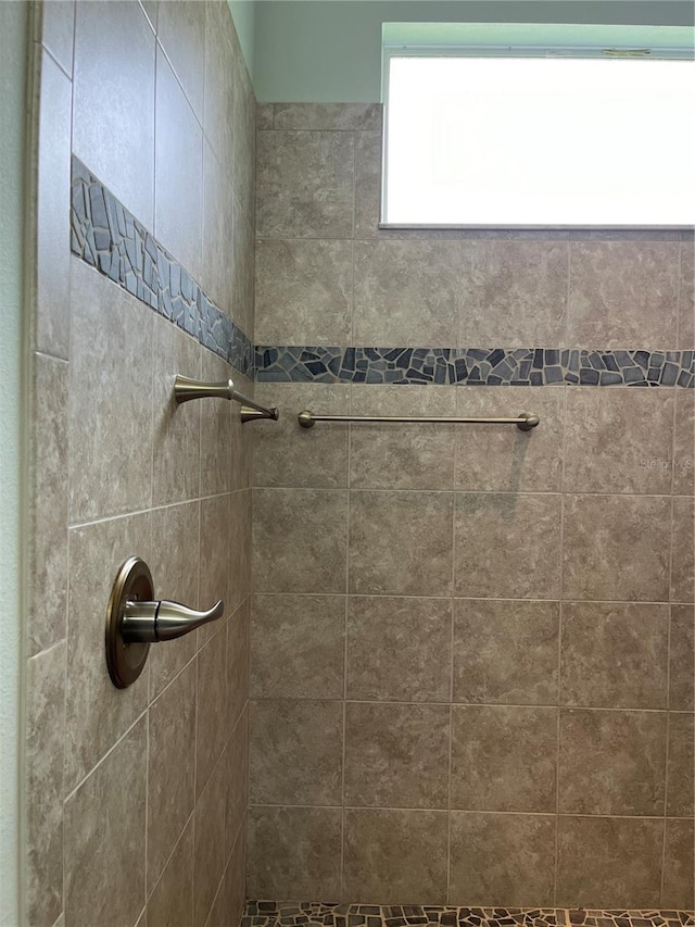 bathroom featuring tiled shower