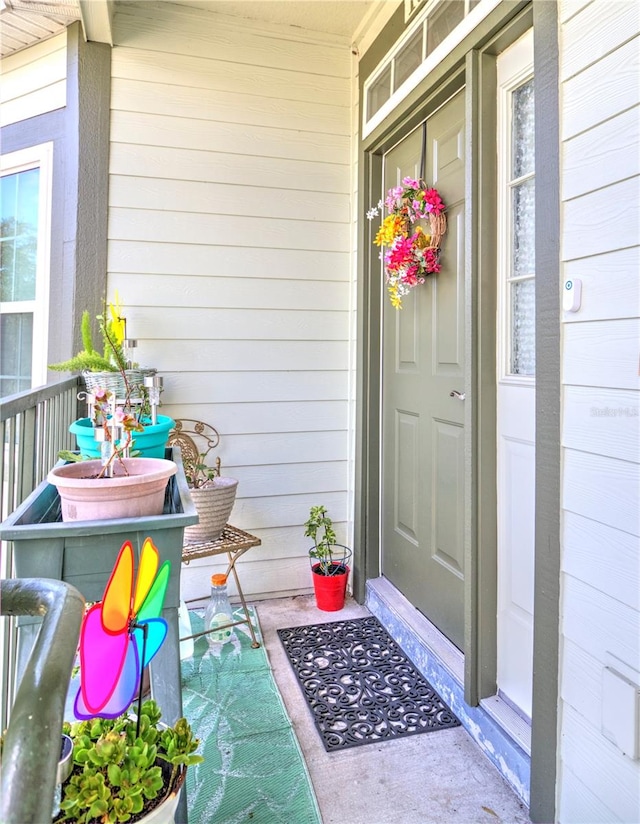 property entrance featuring a porch