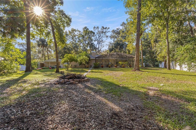 view of yard featuring a fire pit