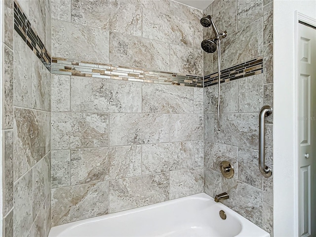 bathroom with tiled shower / bath combo