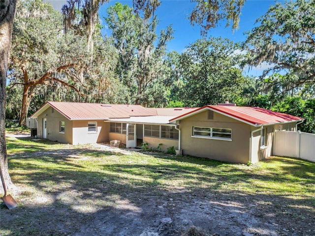 view of front of house featuring a front yard