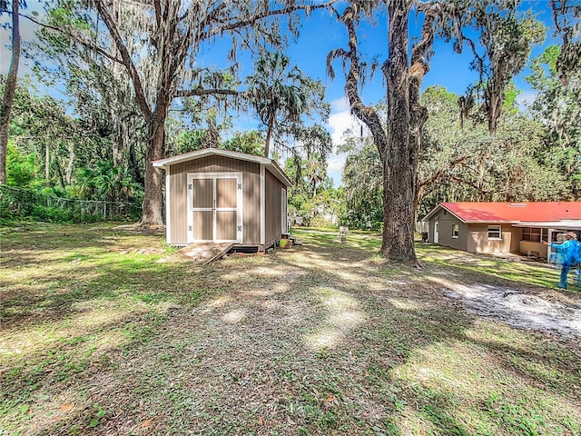 view of yard with a shed