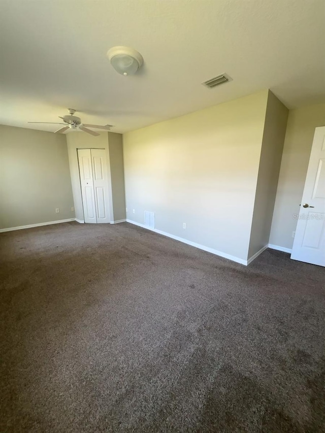 carpeted empty room featuring ceiling fan