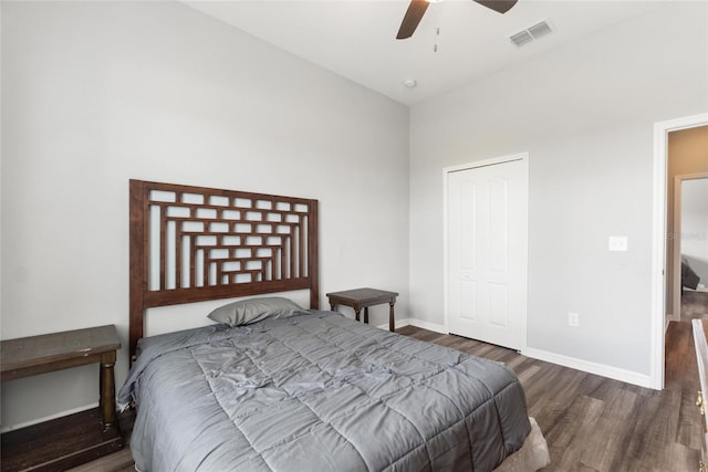 bedroom featuring a closet, dark hardwood / wood-style floors, and ceiling fan