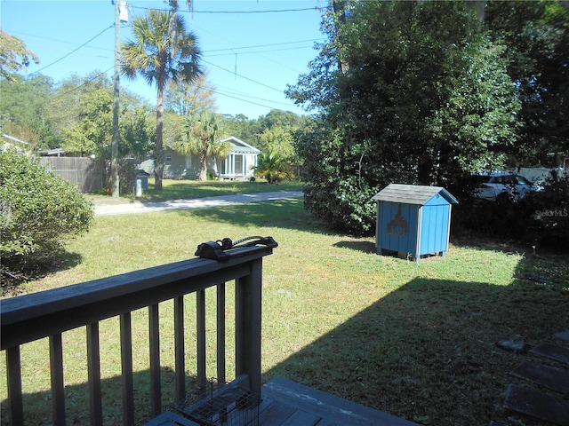 view of yard with a storage unit