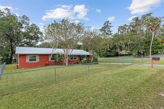 view of front of property featuring a front lawn