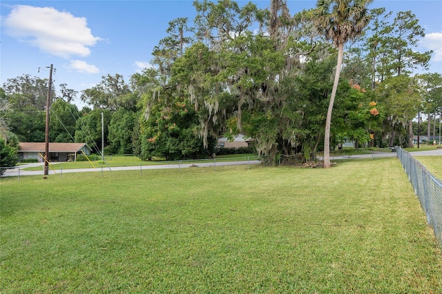 view of property's community featuring a yard