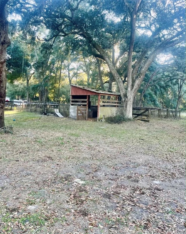 view of yard with an outbuilding