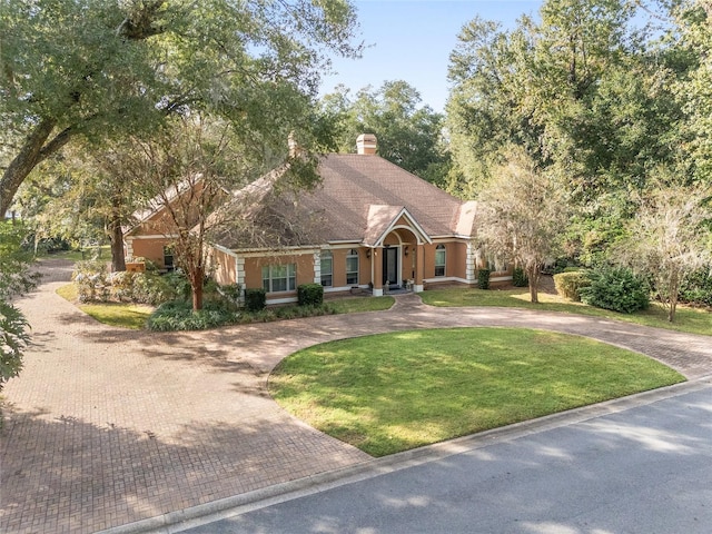 view of front facade with a front yard