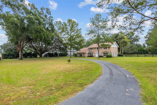 view of front of property featuring a front yard