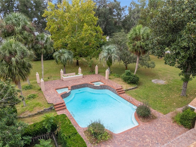 view of swimming pool featuring a yard