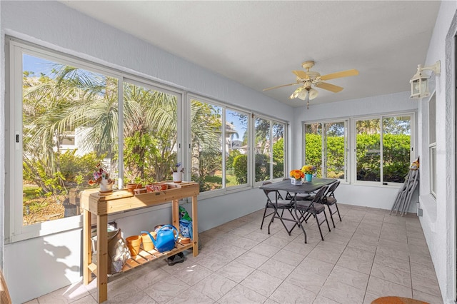 sunroom with ceiling fan