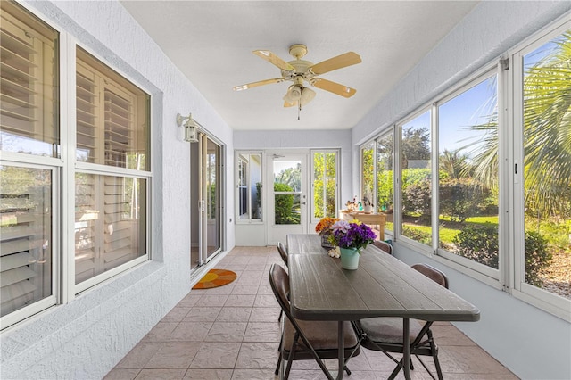 sunroom / solarium featuring ceiling fan