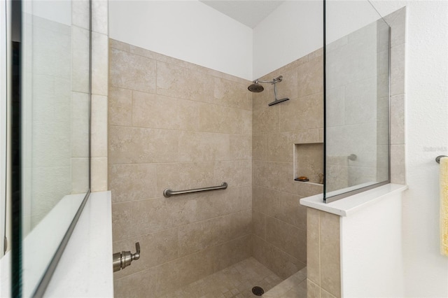 bathroom featuring a tile shower