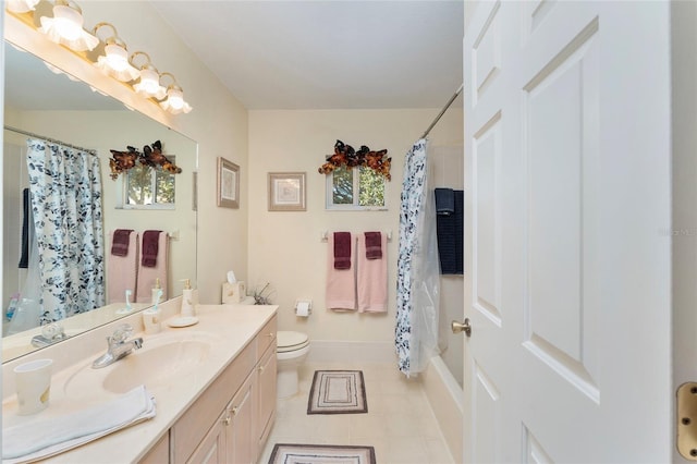 full bathroom with toilet, shower / tub combo with curtain, vanity, and plenty of natural light