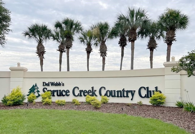 community sign with a lawn