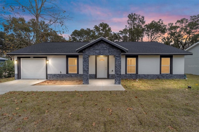 view of front facade featuring a garage and a lawn