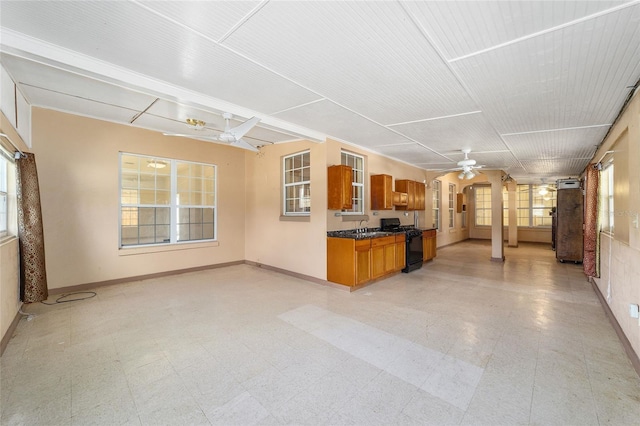 kitchen with sink, black gas range, and ceiling fan