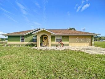 ranch-style home with a front lawn