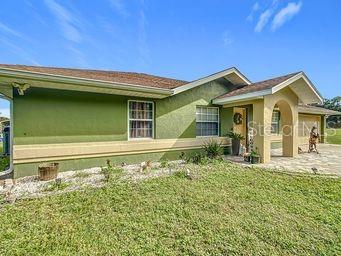 view of front of property featuring a front lawn