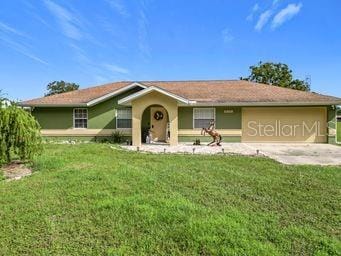 ranch-style home featuring a front lawn