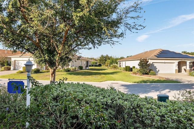 view of front of property featuring a front lawn