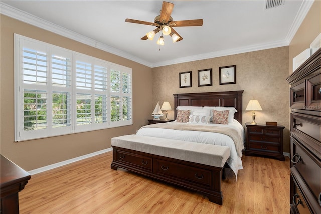 bedroom featuring light hardwood / wood-style flooring, crown molding, and ceiling fan